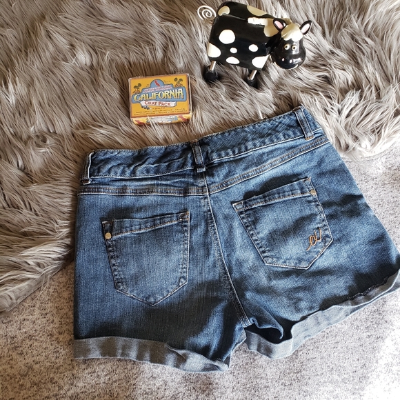 EXPRESS Cuffed Jean Shorts - Picture 2 of 5
